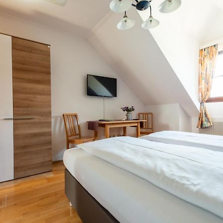 Weingut Burger Hotel Kalladorf Bagian luar foto