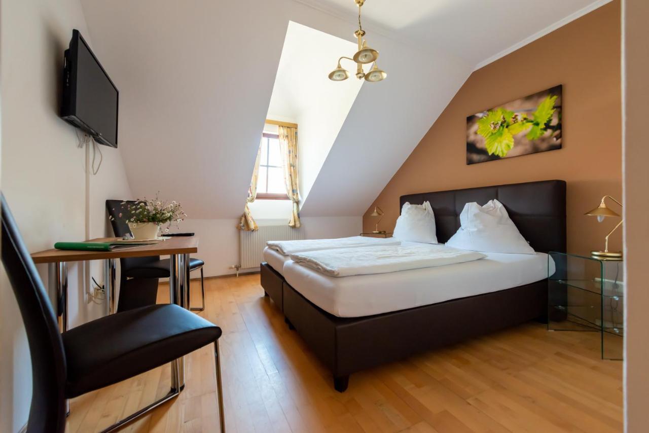 Weingut Burger Hotel Kalladorf Bagian luar foto