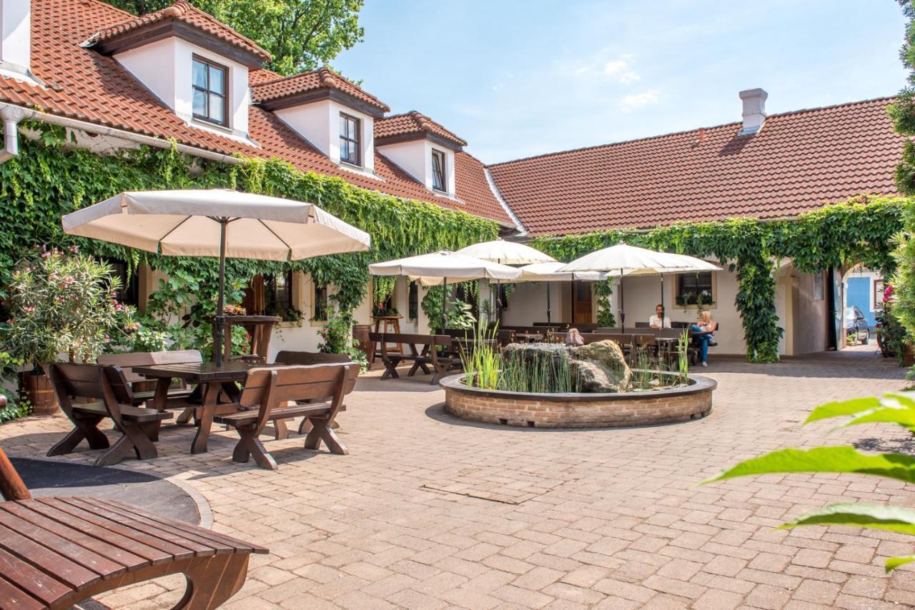 Weingut Burger Hotel Kalladorf Bagian luar foto
