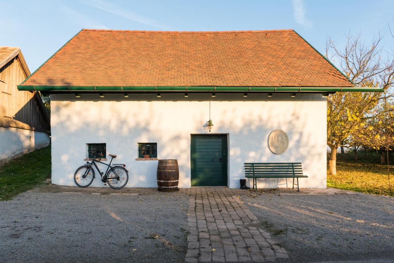 Weingut Burger Hotel Kalladorf Bagian luar foto